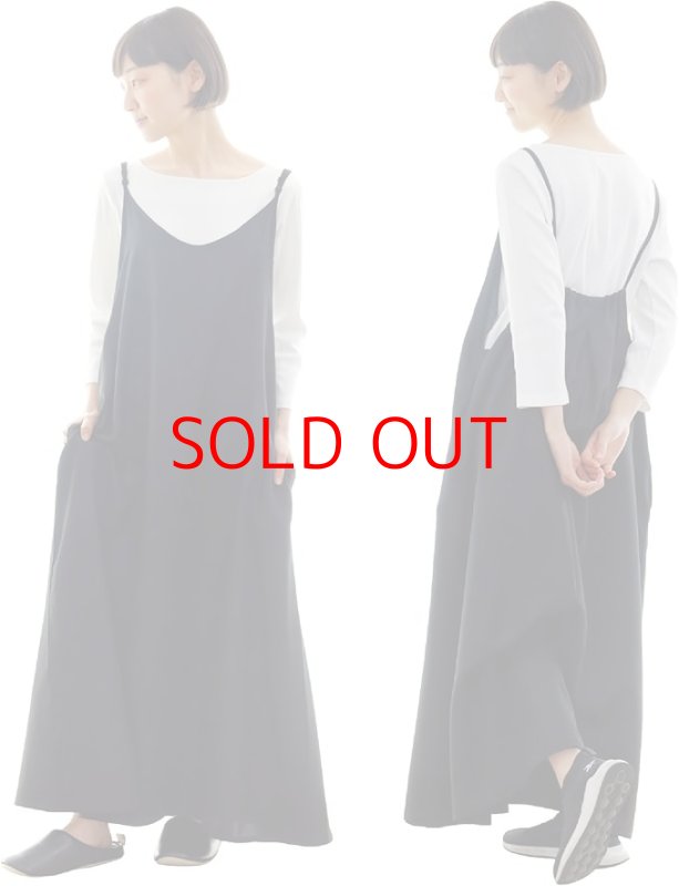 画像1: シービージャパン エプロン 肩紐 細目 ふんわり シルエット 無地 ブラック 長め丈 両サイドポケット付き 着たままお出かけできる ワンピースエプロン atomico [ B0CQC9F9NK / 4573306871903 / 4573306871903 ] (1)