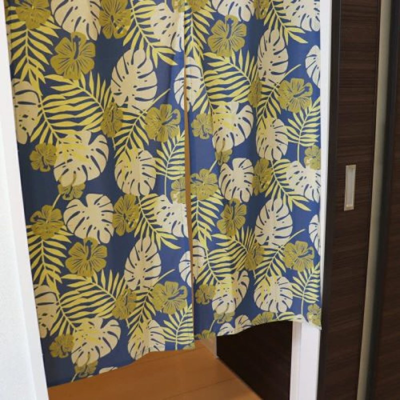 画像1: 〇のれん工房 のれん 南国 ハワイアン おしゃれ ハノハノ ネイビー 幅85×丈150cm 97325 [ B09TVXT5BS / 4943741973256 / / J ] (1)